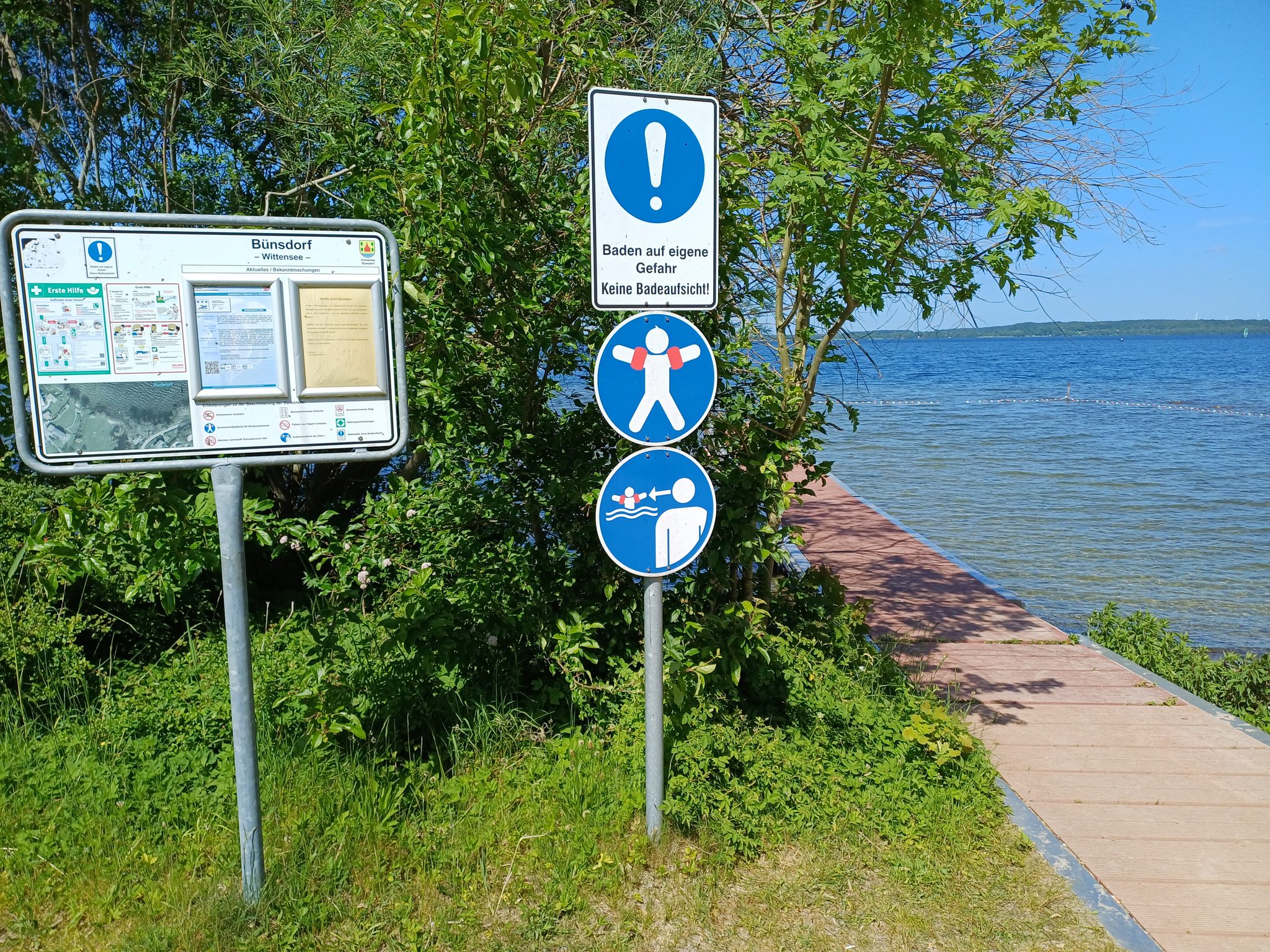 Informationstafel und Hinweisschilder am Badesteg Bünsdorf am Wittensee, Schwimmweste und Baderegeln