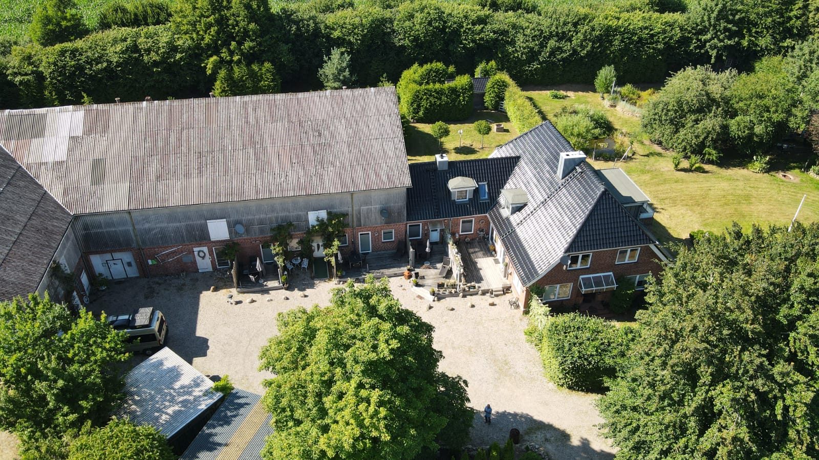 Luftaufnahme von Hof Gayenberg: Backsteingebäude mit Scheune, Innenhof und Garten, umgeben von Bäumen