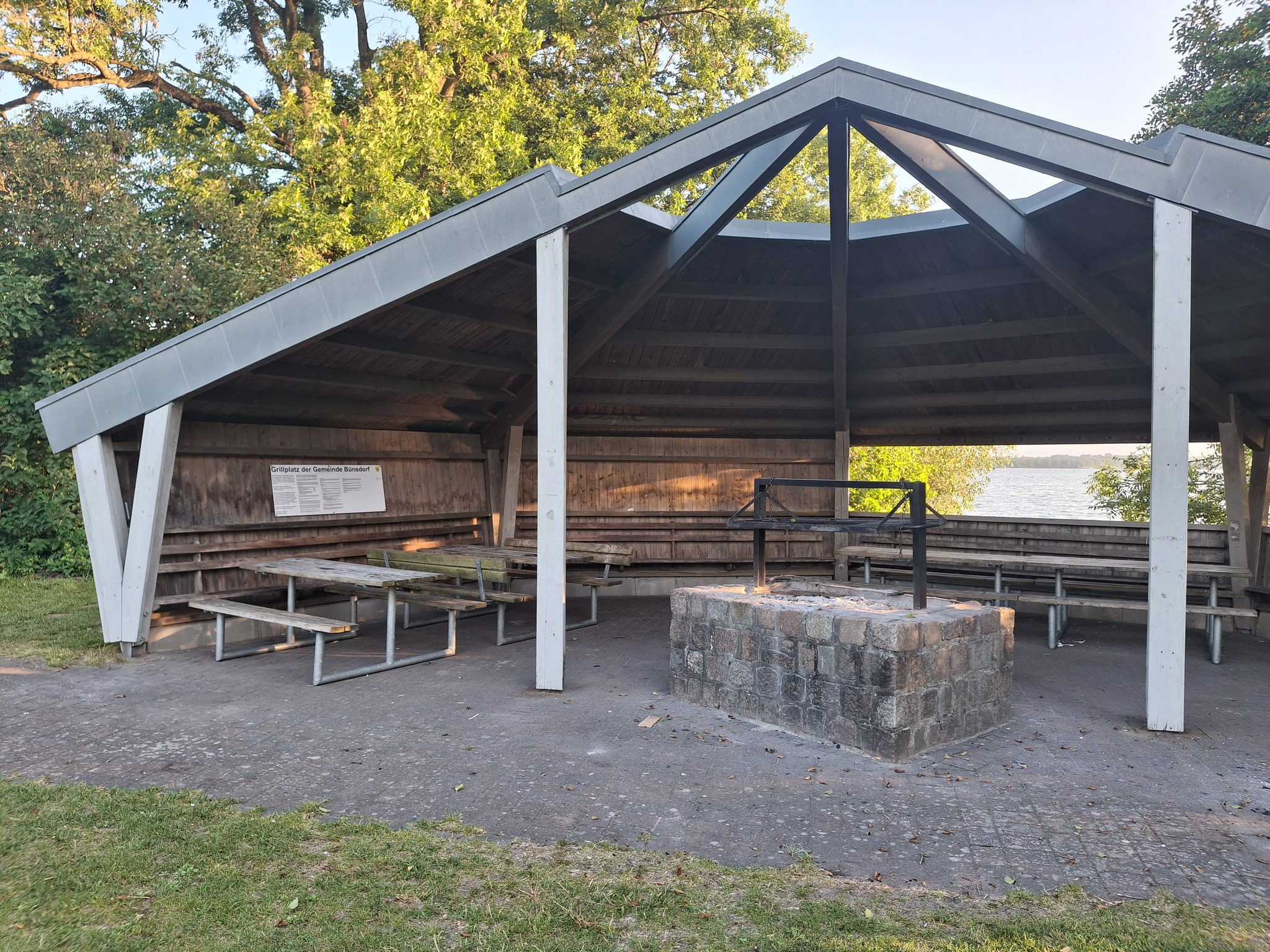 Überdachter Grillplatz der Gemeinde Bönsdorf mit Steingrillstelle, Bänken und Blick auf den Wittensee